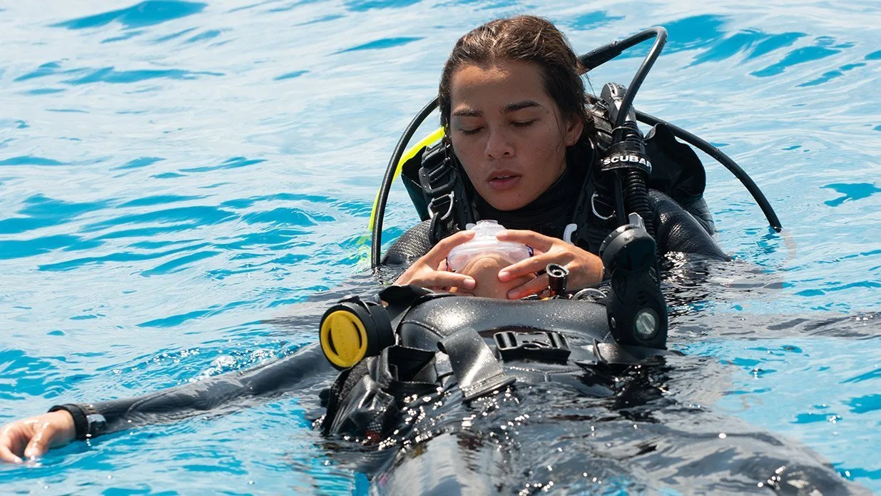 Columbus Scuba Rescue Diver students practicing diver rescue techniques during PADI certification training