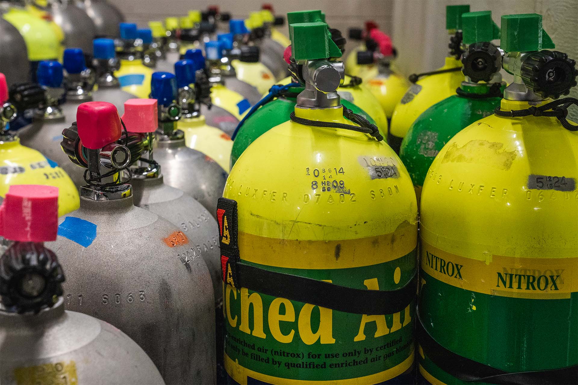 Scuba tank air fills Nitrox fills and trimix fills Columbus Ohio visual inspections hydrostatic testing dive shop