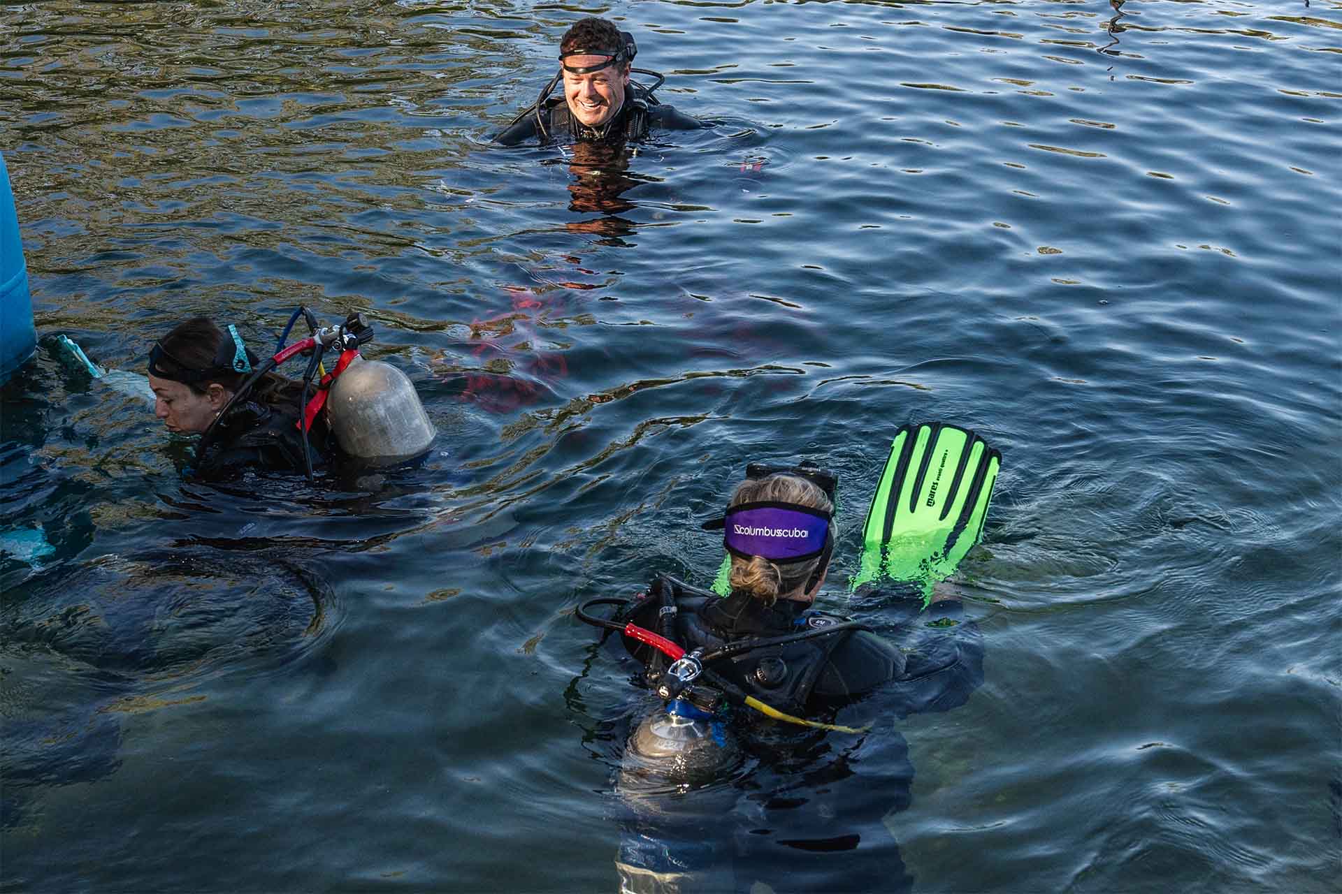 A Columbus Scuba Instructor prepares students for a PADI Open Water Training dive