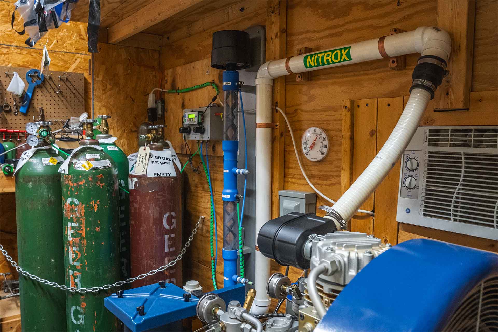 Continuous flow nitrox blending system with oxygen cylinders and gas booster Columbus Scuba fill station